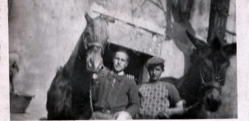 1949 Aimé & Eugène préparent les mules pour la vendange