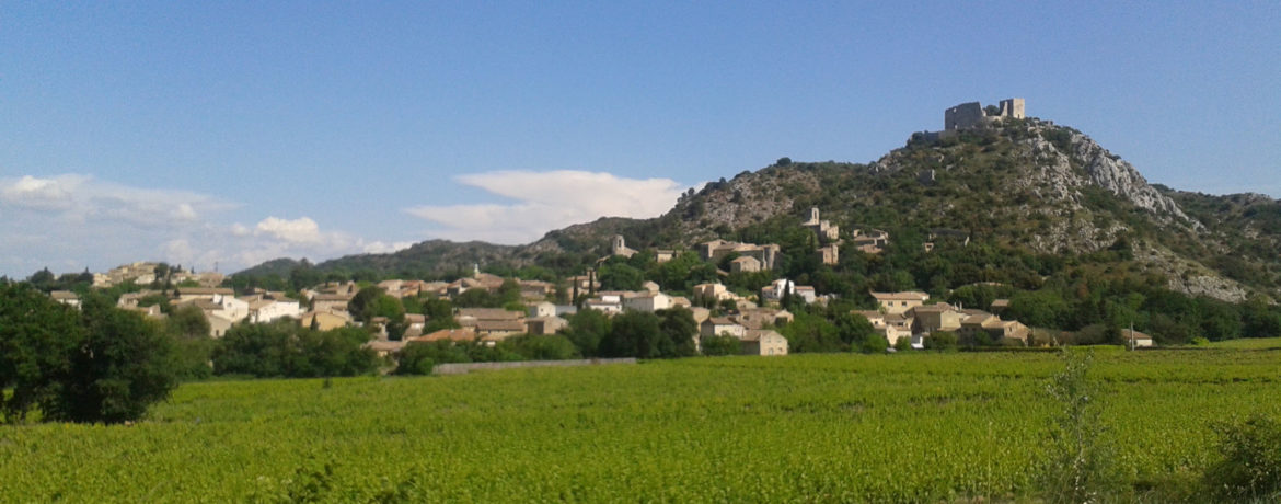 Le village de Saint Victor la Coste entre vignes et collines